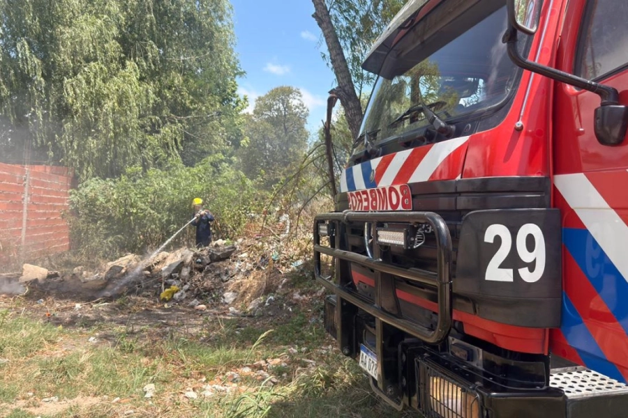 <i>Las tareas evitaron que el fuego alcanzara una vivienda cercana</i>
