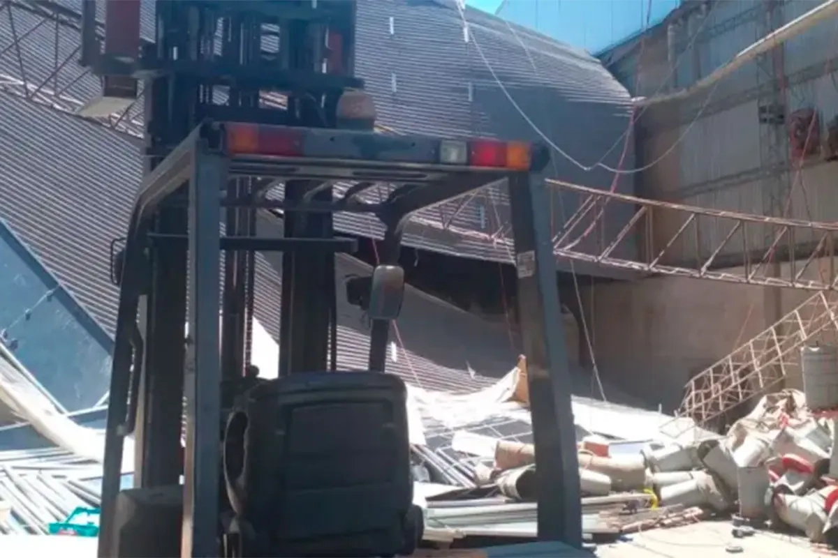 Cuatro operarios cayeron desde altura.