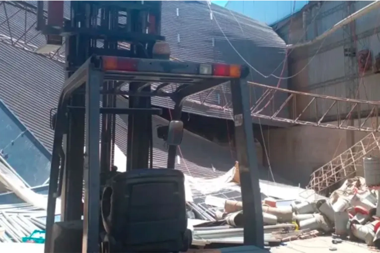 Grave accidente laboral en Viale: cuatro operarios cayeron desde el techo de un galp&oacute;n