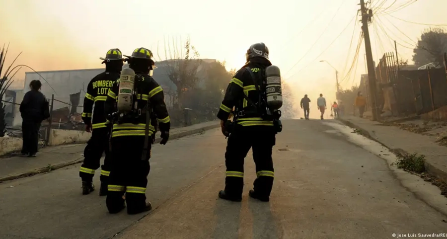 <i>Los incendios forestales que afectan a Chile han generado un despliegue sin precedentes de recursos humanos y materiales</i>