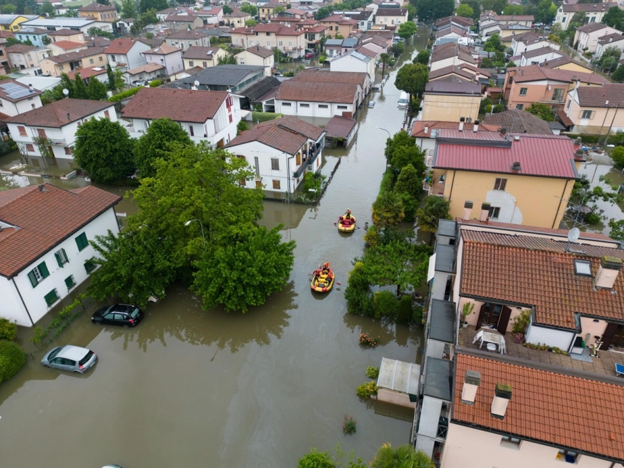 <i>En Cerde&ntilde;a, m&aacute;s de 200 personas fueron trasladadas a refugios tras el avance del agua sobre viviendas y hoteles</i>