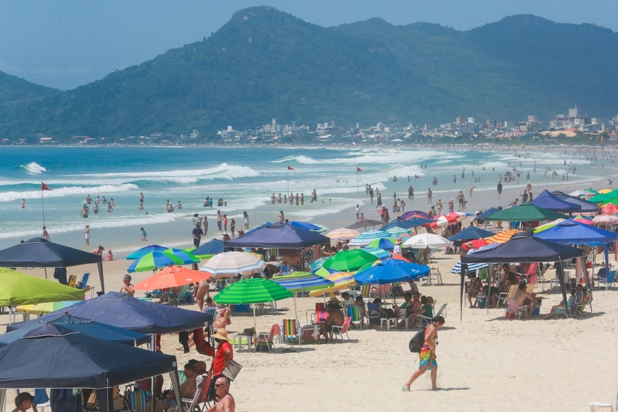 <i>Playa en Brasil: la temporada alta se transform&oacute; en una emergencia sanitaria</i>