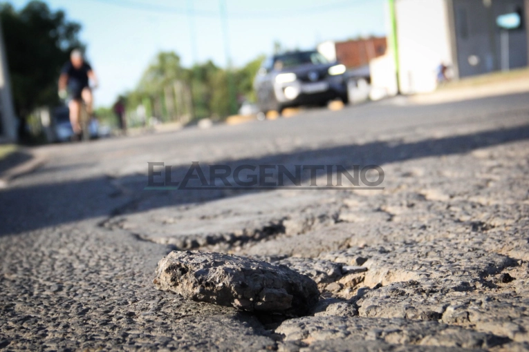 Promesas a medio camino: Davico volvi&oacute; a anunciar el reasfaltado de un bulevar y la oposici&oacute;n le sali&oacute; al cruce