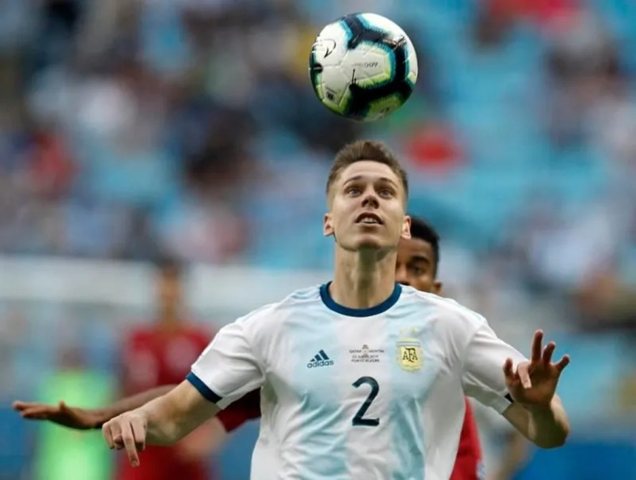 <i>Lionel Scaloni sigue de cerca la evoluci&oacute;n del defensor Foyth</i>