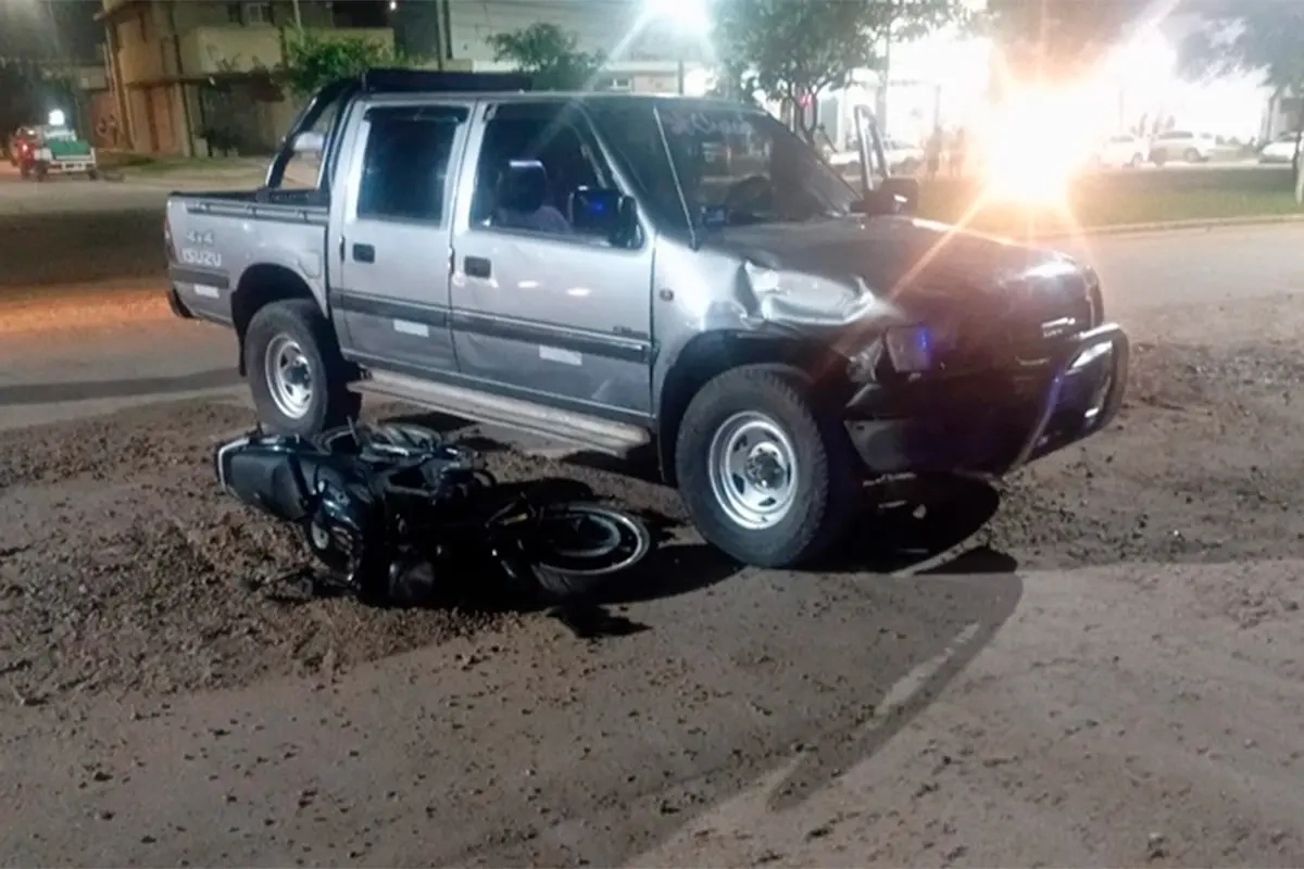 Grave siniestro vial entre moto y camioneta