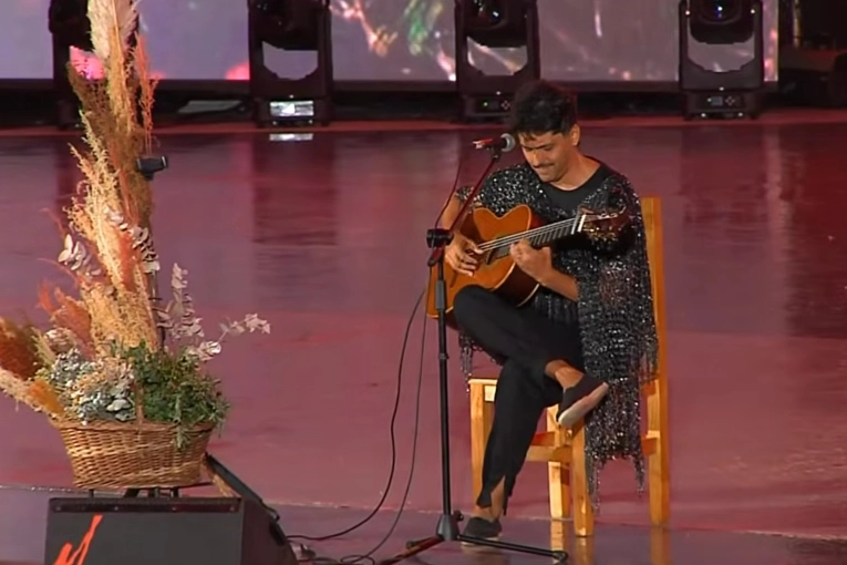 Orgullo de Gualeguaych&uacute;: Dami&aacute;n Lemes se present&oacute; en Cosqu&iacute;n con su canci&oacute;n "La Yuyera"