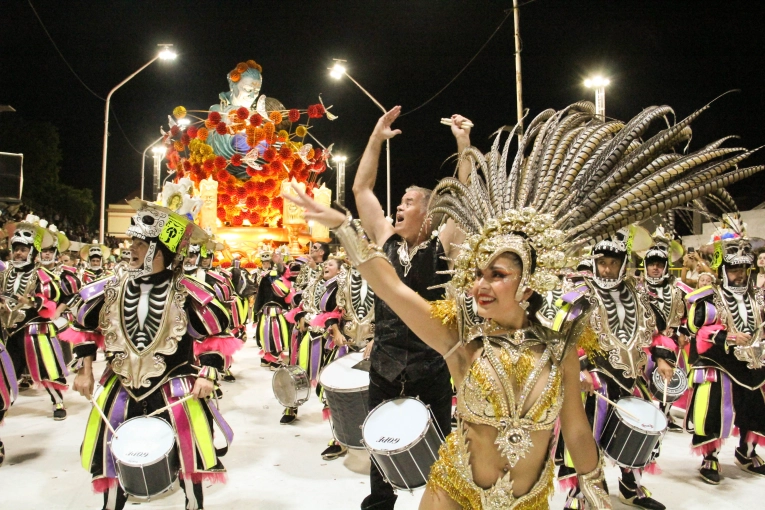 La quinta noche del carnaval mostr&oacute; el talento y la magia detr&aacute;s de cada comparsa