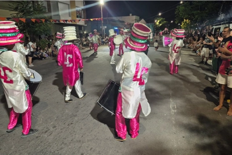 Murgas de la ciudad participaron del desfile inaugural del Carnaval 2026 en Fray Bentos