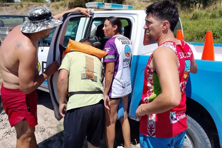 Un ni&ntilde;o de Urdinarrain cay&oacute; al agua en el r&iacute;o Gualeguay y un Polic&iacute;a logr&oacute; rescatarlo