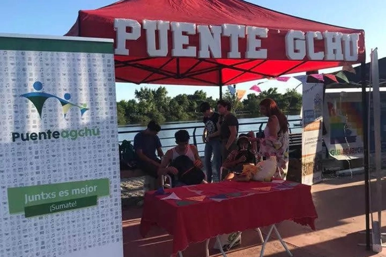 Organizan una red de apoyo para inscripciones, pasajes y residencias universitarias