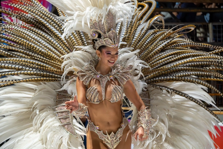 El Carnaval prepara su sexta noche y habr&aacute; rugido de autos en la pasarela