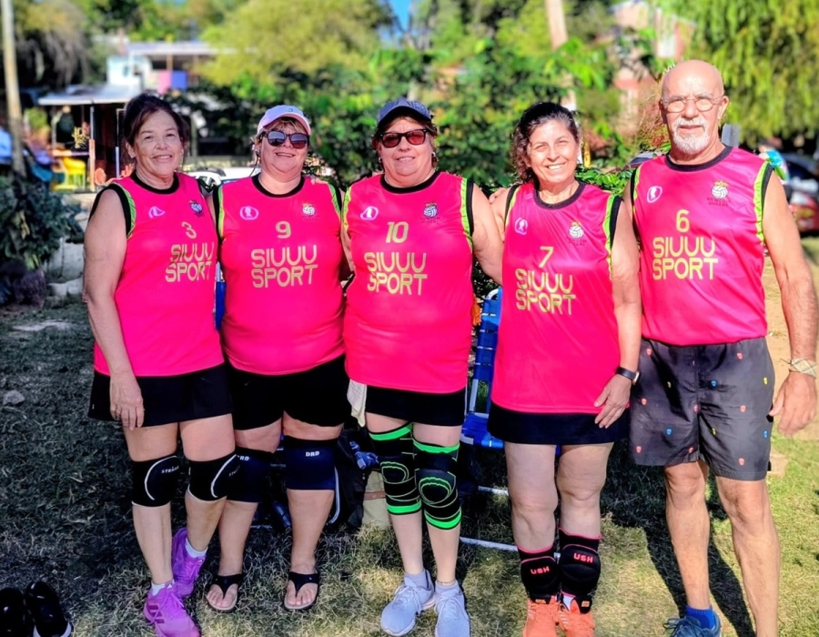 <i>Jugadores de Newcom Queens durante un torneo en la playa</i>