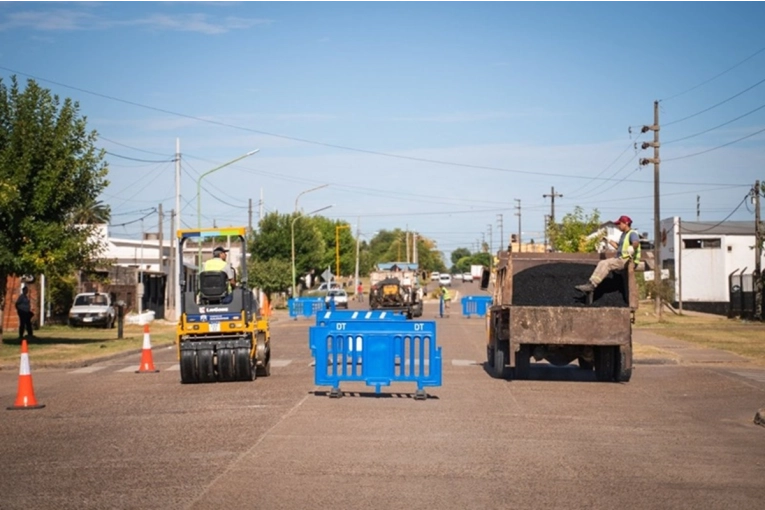 Para incrementar la seguridad vial, se construyen reductores de velocidad en el Boulevard Montana