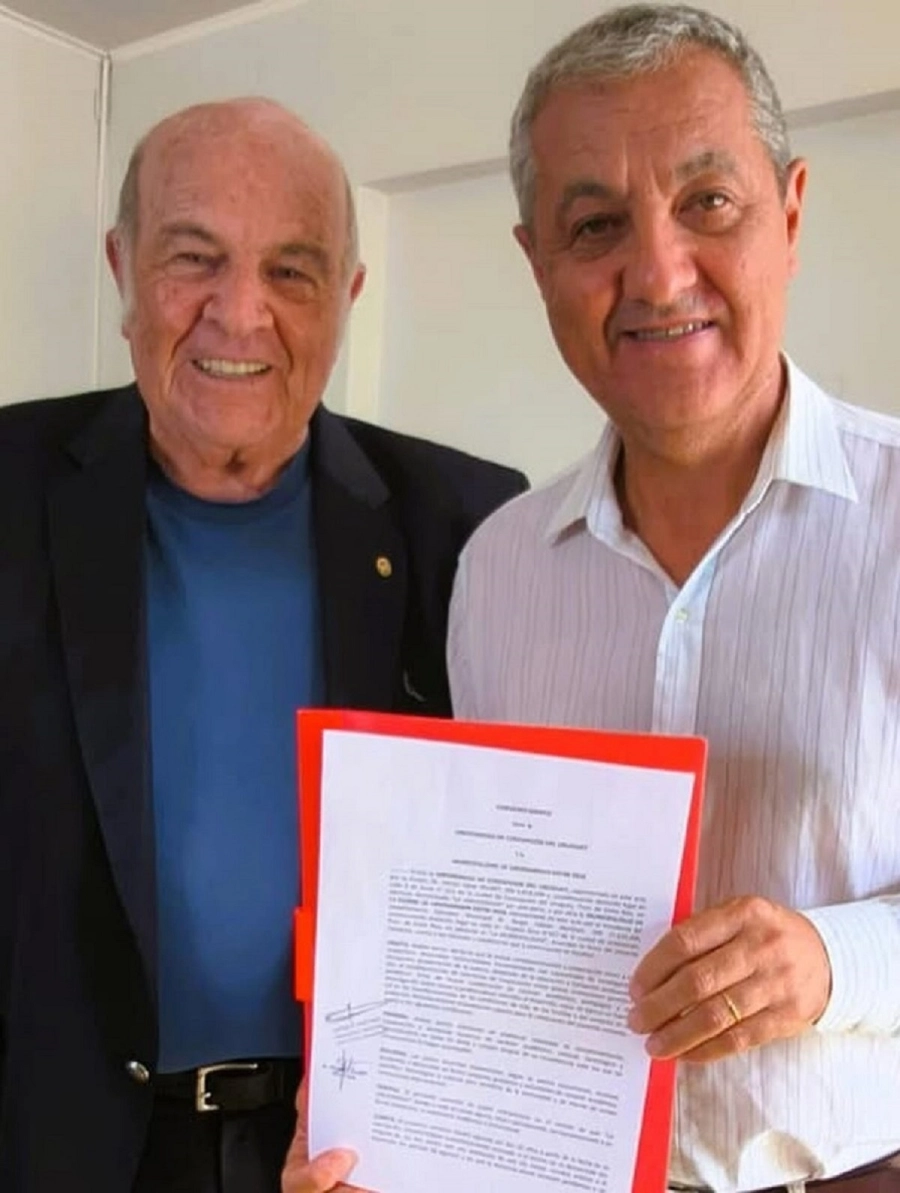 <i>El rector de la UCU, Dr. H&eacute;ctor C&eacute;sar Sauret y el Intendente de Urdinarrain, Sergio Mart&iacute;nez</i>