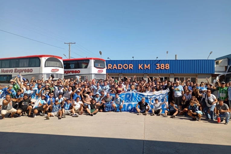 M&aacute;s de 300 hinchas de Juventud Unida llegaron a Santiago del Estero