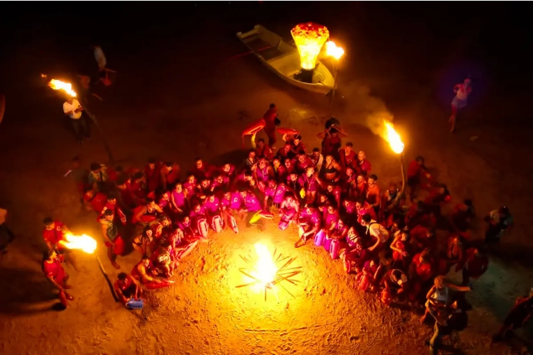 Guardavidas de Paran&aacute; iluminaron la costa con una antorchada