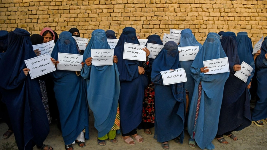 <i>Preocupaci&oacute;n por el </i><i>deterioro de los derechos de las mujeres en Afganist&aacute;n</i>