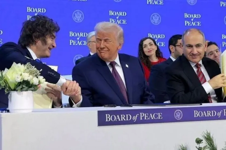 Milei promete enviar Cascos Blancos a Gaza mientras Argentina atraviesa un paro nacional