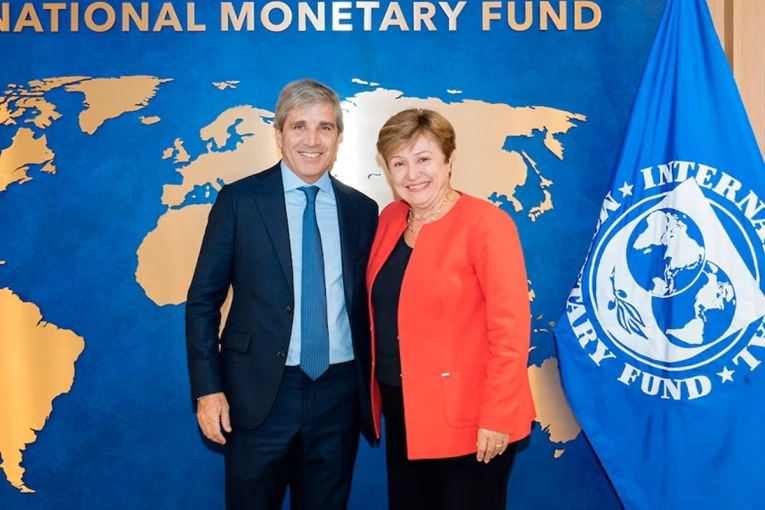 Argentina busca cerrar revisi&oacute;n con el FMI mientras acumula incumplimientos