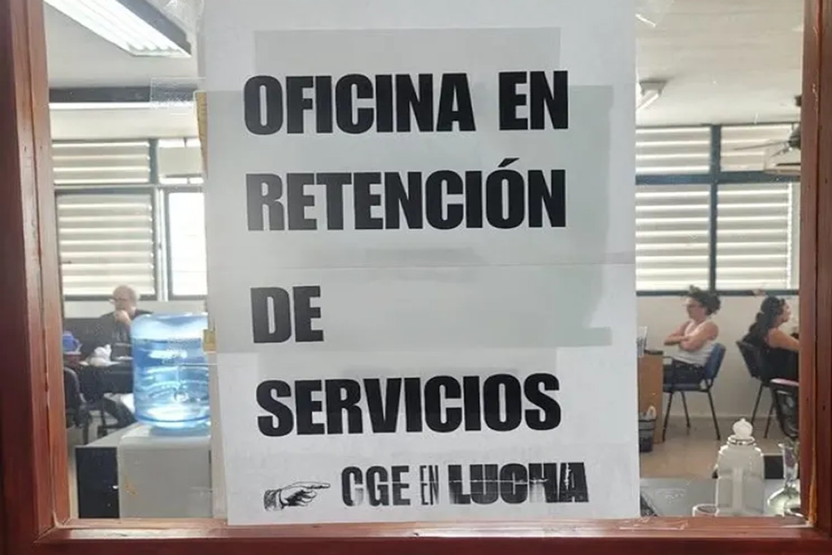 Carteles colocados en las oficinas del CGE