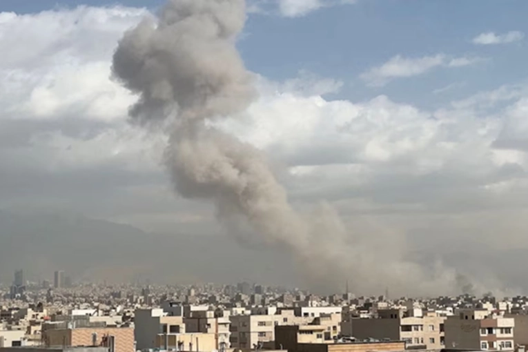 Estados Unidos e Israel bombardearon Ir&aacute;n, que respondi&oacute; con misiles y drones