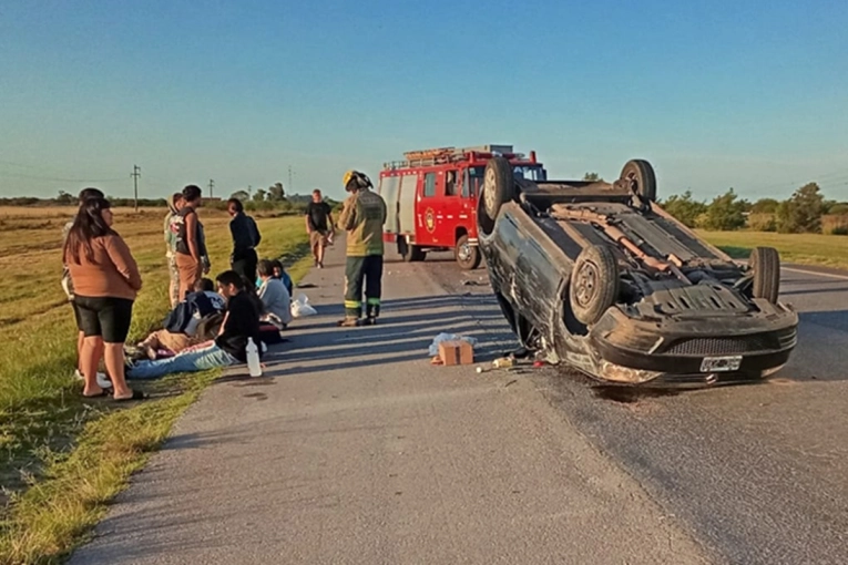 Cinco miembros de una familia terminaron en el Hospital por un vuelco en la Ruta 14