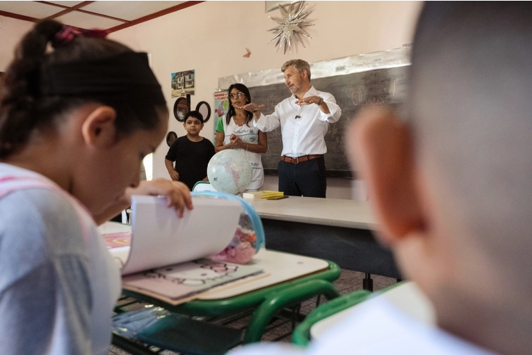 Frigerio inaugur&oacute; el ciclo lectivo en una escuelita rural de Villa Paranacito