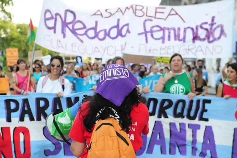8M: Planificaron una bicicleteada y la tradicional marcha a pie desde el puente M&eacute;ndez Casariego