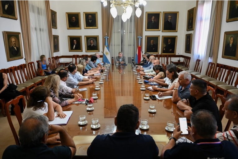 Se present&oacute; a los gremios docentes y estatales el proyecto de reforma previsional