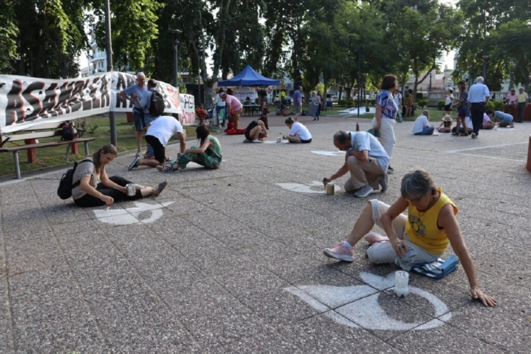 Convocan a bordar colectivamente pa&ntilde;uelos por la memoria en la Plaza San Mart&iacute;n