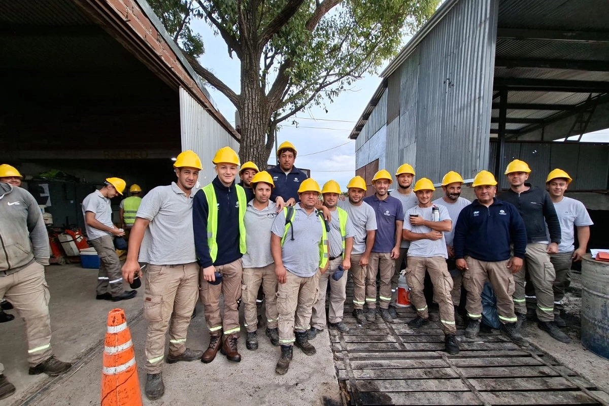 Entrega de cascos de protecci&oacute;n a trabajadores