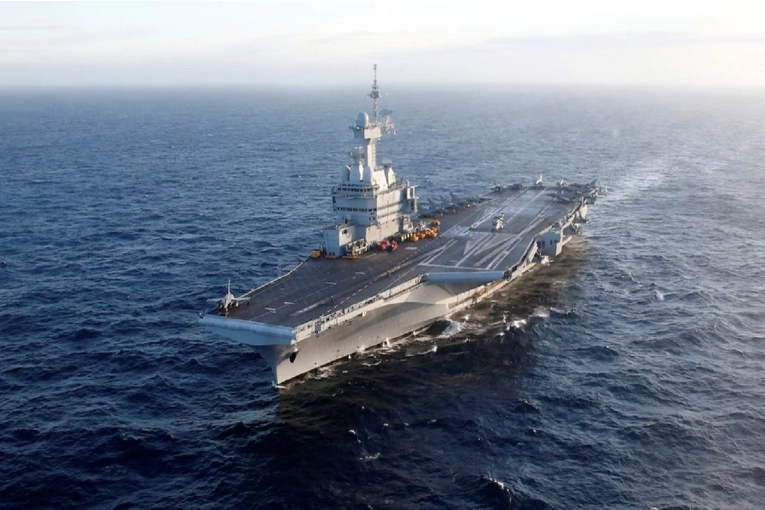 Francia refuerza su presencia militar en el Mediterr&aacute;neo con portaaviones y portahelic&oacute;pteros