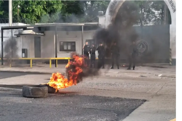 Tensi&oacute;n en una c&aacute;rcel entrerriana: Familiares de un recluso muerto se prendieron fuego