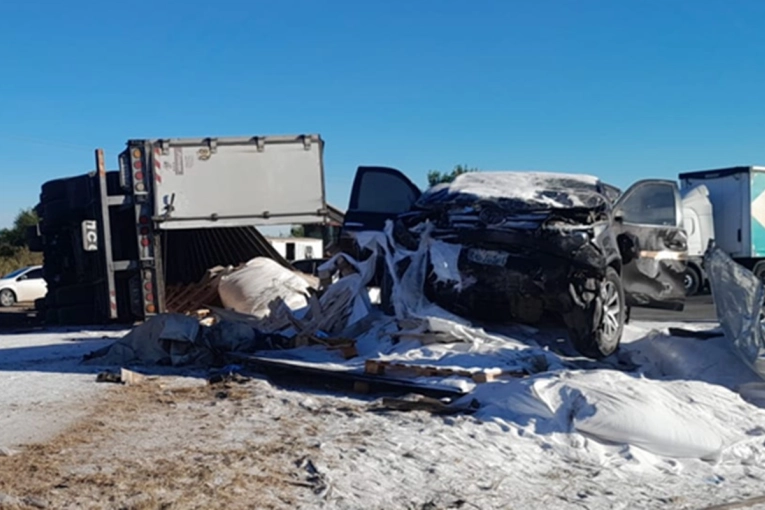 Un vuelco, sal gruesa esparcida y cuatro veh&iacute;culos involucrados en un siniestro en la Ruta 14