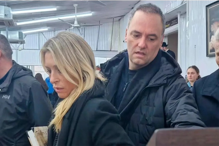 Adorni justific&oacute; el viaje de su esposa en el avi&oacute;n presidencial: &ldquo;Quer&iacute;a que me acompa&ntilde;e"