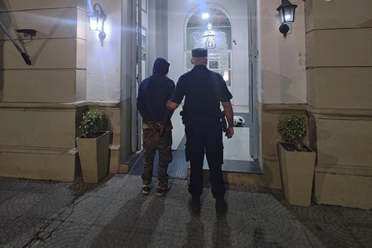 Atraparon a un hombre que habr&iacute;a entrado a robar a un comercio en zona norte