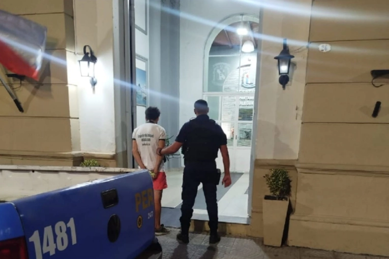 Madrugada sospechosa: detienen a un hombre con zapatillas nuevas y mojadas
