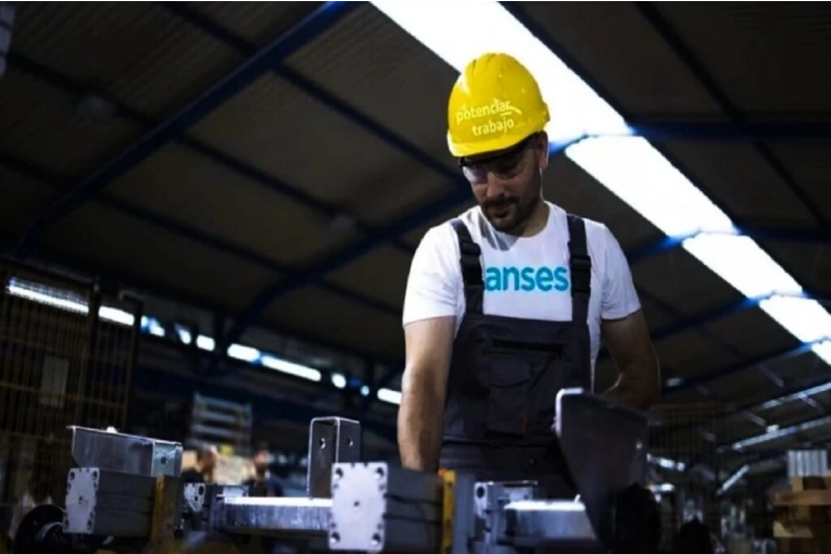 El Gobierno dar&aacute; de baja 900 mil planes sociales y los reemplazar&aacute; por vouchers