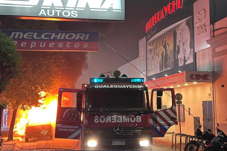 Un autom&oacute;vil fue consumido por las llamas frente al cine en pleno centro de Gualeguaych&uacute;