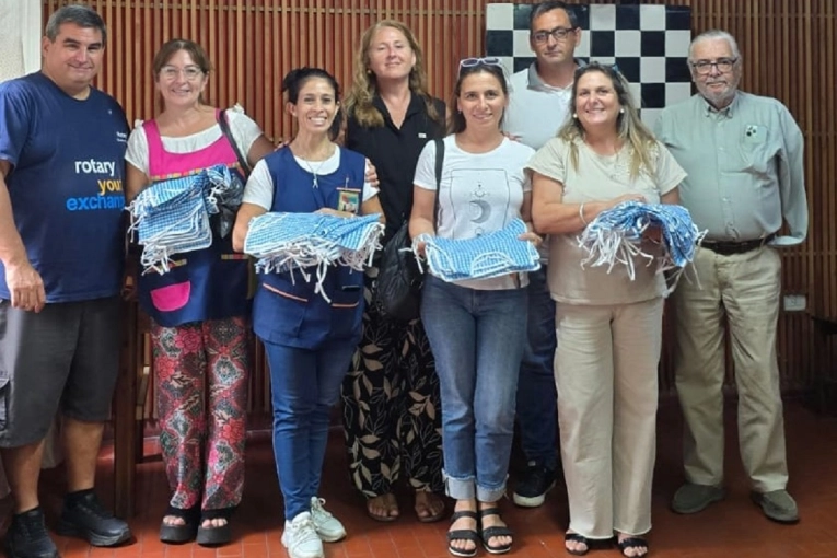 Rotary impulsa la igualdad educativa con donaciones de guardapolvos en escuela de Gualeguaych&uacute; y zonas rurales