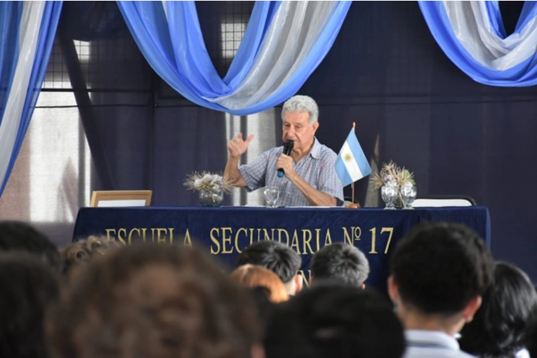 Andr&eacute;s Hustey, veterano de Malvinas, brind&oacute; su testimonio en la escuela H&eacute;roes de Malvinas