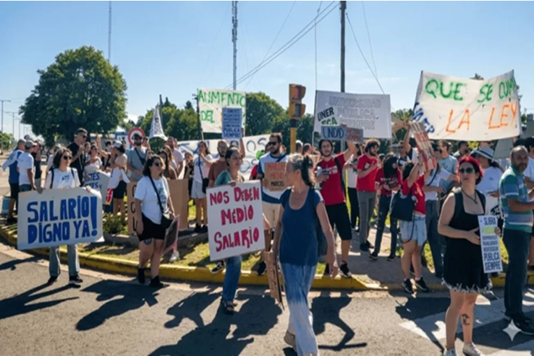 Estudiantes, docentes y no docentes universitarios realizaron una marcha por mejores salarios