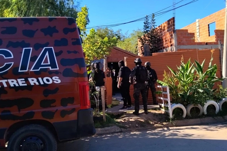 Allanaron dos viviendas en La Tablita por presunta venta de drogas y no hubo detenidos