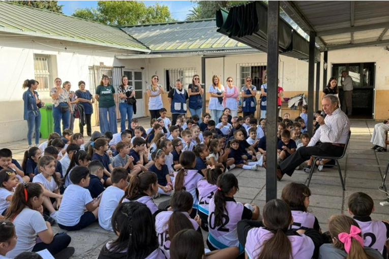 Pipo Pescador llev&oacute; su m&uacute;sica y sus historias a distintos espacios educativos de la ciudad