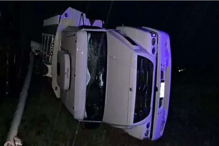 Impactante vuelco de un cami&oacute;n en Ruta 14: el conductor se salv&oacute; y se encuentra en buen estado