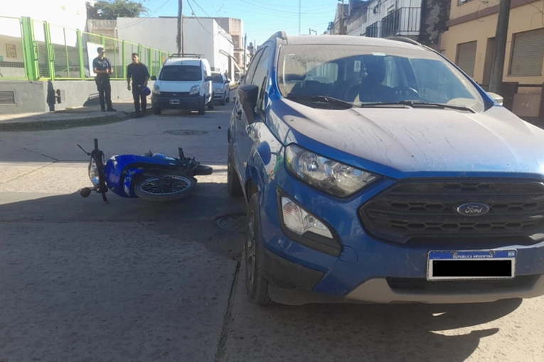 Una motociclista fue llevada al hospital tras un choque contra una camioneta