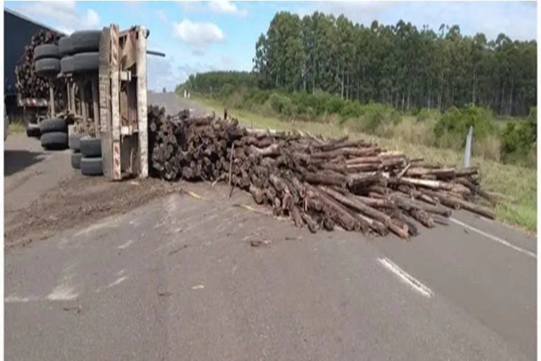 Autov&iacute;a 14: un cami&oacute;n volc&oacute; su carga tras una brusca maniobra para esquivar a otro veh&iacute;culo