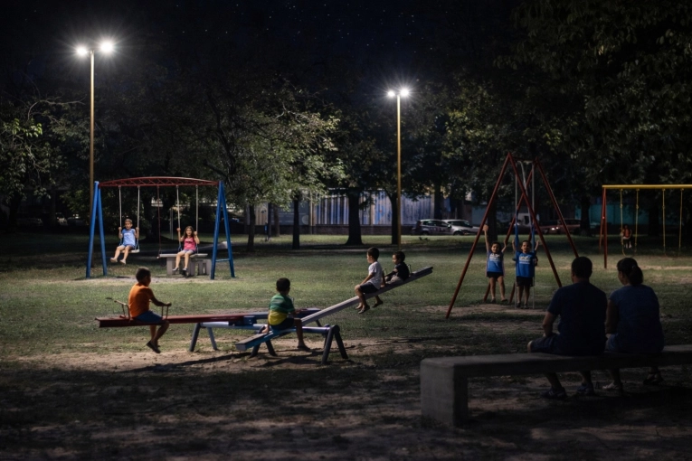 Instalaron nuevas luminarias LED en los espacios de esparcimiento del Parque Unzu&eacute;