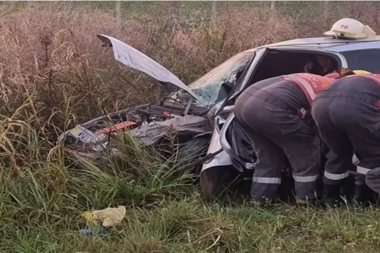 Violento choque frontal: un conductor qued&oacute; atrapado y sufri&oacute; heridas