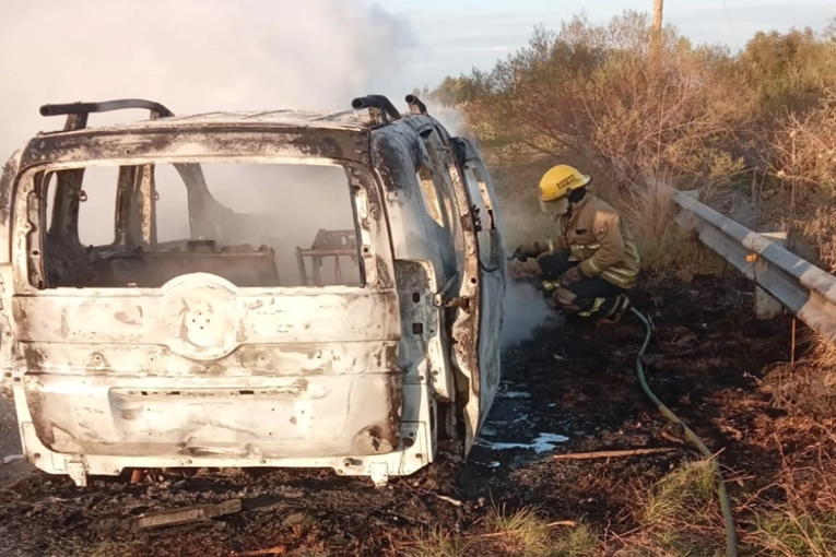 Un viaje de pesca termin&oacute; con el auto incendiado a 2 km de la autopista en zona Brazo Largo
